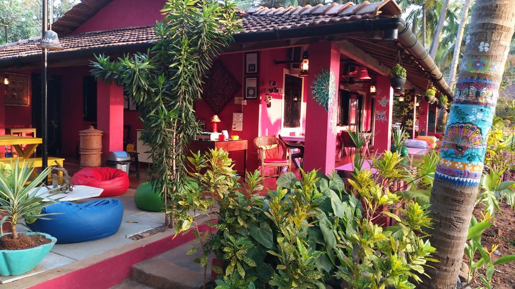 Отель The Yuppi Hippi Hideout Анжуна Экстерьер фото
